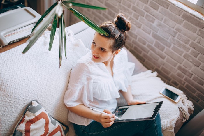 Pisces adalah zodiak yang sangat menikmati waktu sendiri di rumah karena di situlah imajinasi dan kreativitas mereka bebas berkembang tanpa batas. Mereka tidak merasa perlu untuk selalu dikelilingi orang lain.