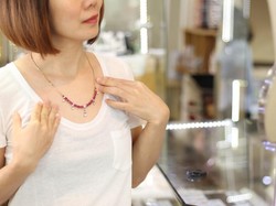 Biar Nggak Terlihat Lebay, Intip 5 Tips Mix & Match Perhiasan