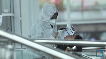 Antrean calon penumpang pesawat yang melakukan test rapid  di Shelter Kalayang Terminal 2 Bandara Soekarno-Hatta, Senin (21/12/2020). Antren panjang ini terjadi karena banyak penumpang yang ingin melakukan rapid test antigen yang disediakan pihak bandara. Terminal 2 Bandara Soekarno Hatta sempat ramai tadi pagi. Antrean mengular karena antrean rapid test penumpang. Pantauan CNBC pukul 11.30 terlihat antrian namun sudah kondusif. Sejumlah calon penumpang yang menunggu di luar area ruang test bisa duduk. Jelang liburan Natal dan akhir tahun, pemerintah menerapkan syarat minimal berupa hasil tes rapid antigen bagi traveler yang mau bepergian naik kereta api, pesawat terbang hingga kendaraan pribadi. (CNBC Indonesia/ Muhammad Sabki)