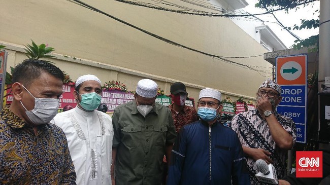 Sejumlah tokoh FPI dan keluarga korban penembakan mendatangi kantor Komnas HAM, Jakarta untuk memberikan keterangan dan bukti terkait penembakan 6 laskar FPI.