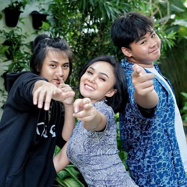 <p>4. Yuni Shara merupakan single mom dari dua anak laki-laki yang tengah beranjak remaja. Di tengah kesibukannya, Yuni Shara terlihat selalu mengutamakan kebersamaan dengan anak-anaknya, Bunda.(Foto: Instagram @yunishara36)</p>