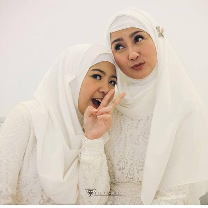 <p>3. Desy Ratnasari juga sibuk berkarier di dunia hiburan maupun politik. Meski begitu, ia merupakan single mom yang tangguh untuk membesarkan putri semata wayangnya, Nasywa Nathania Hamzah.(Foto: Instagram@desyratnasari.officialsukabumi</p>