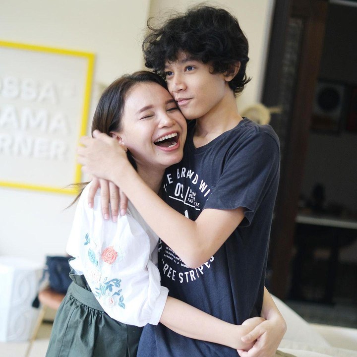 <p>2. Rossa belum membuka hati sejak bercerai dari mantan suaminya, Yoyo Padi. Hingga kini, ia tetap membesarkan sang putra seorang diri sambil berkarier di dunia tarik suara hingga berbisnis. (Foto: Instagram @itsrossa910)</p>