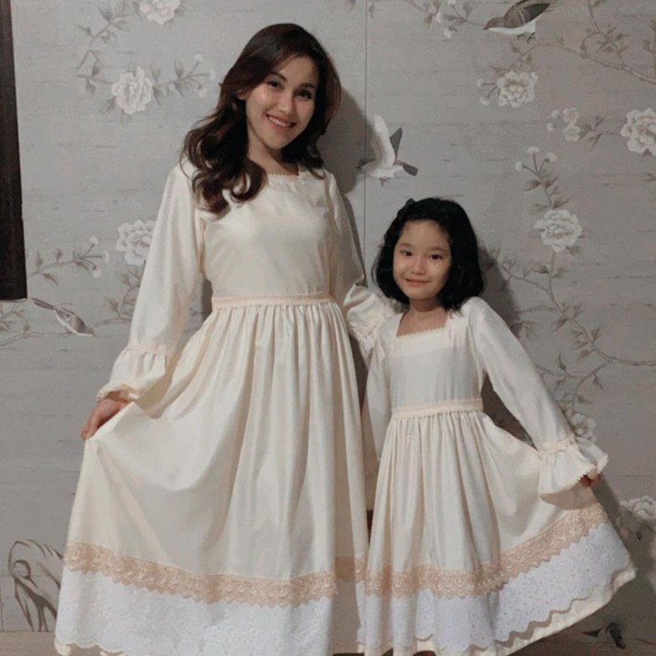 <p>1. Ayu Ting Ting memang dikenal sebagai single mom yang tangguh, Bunda. Meski bercerai di usia muda, ia membuktikan bisa besarkan anak semata wayangnya, Bilqis Khumairah Razak. (Foto: Instagram @ayutinting92)</p>