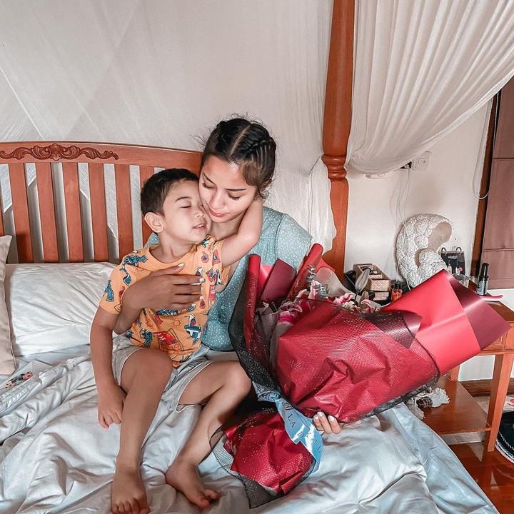 <p>7. Kirana Larasati juga menjadi single mom yang tangguh lho, Bunda. Pesinetron yang kini telah terjun ke dunia politik ini membesarkan anak semata wayangnya sendirian setelah bercerai dari mantan suami. (Foto: Instagram @kiranalarasati)</p>