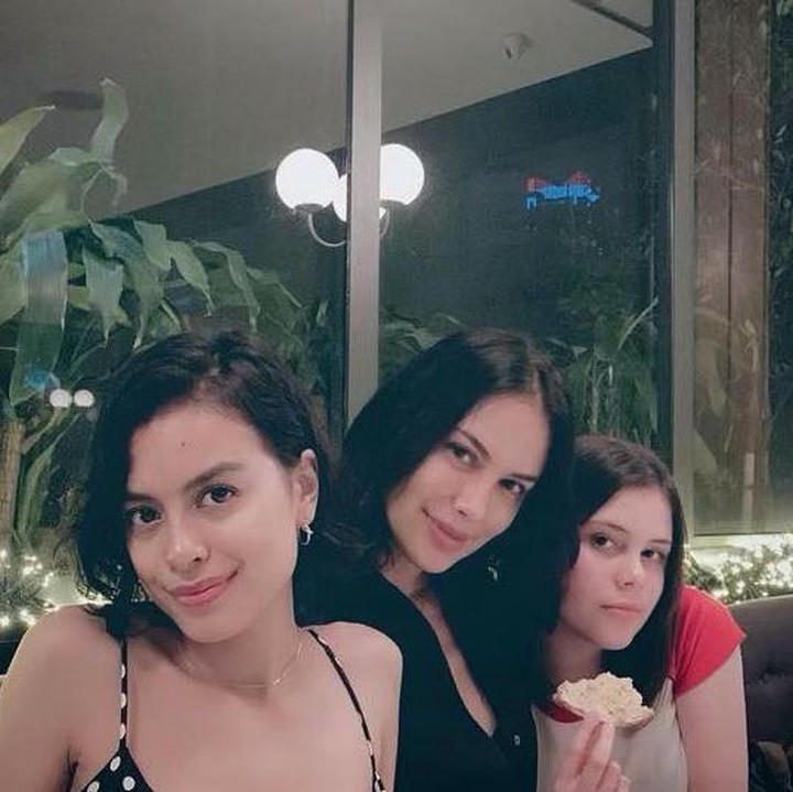 <p>6. Sophia Latjuba pernah dua kali gagal dalam pernikahan, Bunda. Dari pernikahan tersebut, ia hidup sambil membesarkan anak perempuannya, penyanyi Eva Celia. (Foto: Instagram @sophia_latjuba88)</p>