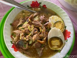 Uenak Poll! Sarapan Soto Ayam Kampung dengan Telur Asin di Pasar Rogojampi