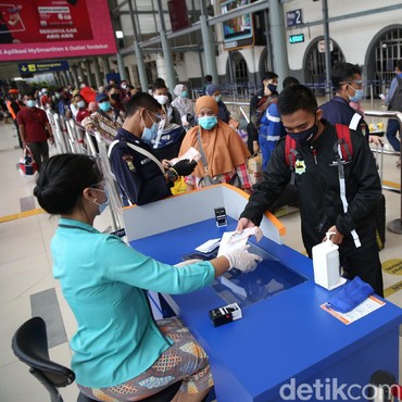 Antrean Panjang Penumpang Kereta Api untuk Jalani Rapid Test Antigen