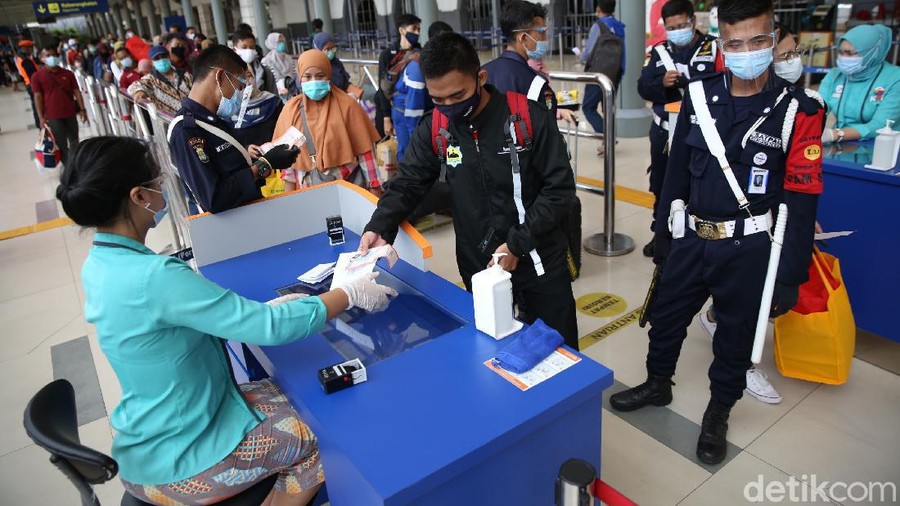 Penumpang menaiki kereta api Jayakarta jurusan Surabaya Gubeng di Stasiun Pasar Senen, Jakarta, Senin (21/12/2020). Arus mudik Natal dan Tahun Baru melalui Stasiun Pasar Senen ke sejumlah daerah di Jawa mulai mengalami peningkatan.