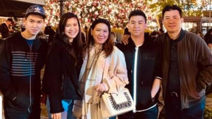 Susy Susanti bersama suami dan ketiga anak