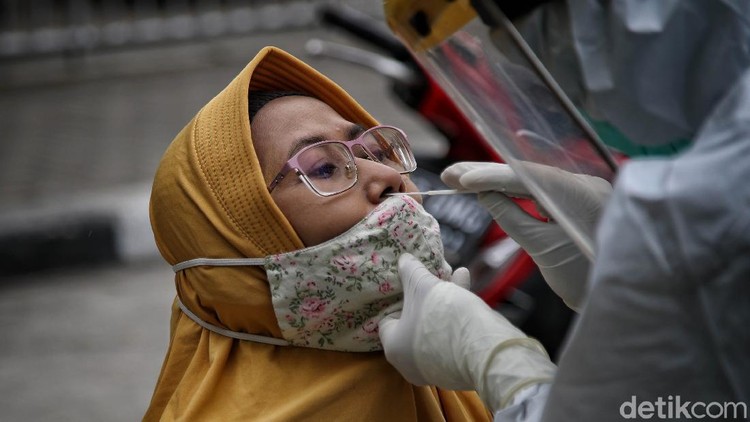 Supir bus dan penumpang melakukan Rapid Tes Antigen di kawasan Terminal Tanjung Priok, Jakarta Utara, Senin (21/12/2020).