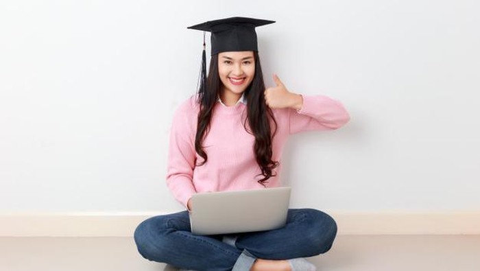 Tips Makeup Buat Wisuda Online, Bisa Tetap Flawless dan Glowing Kok! Tips Makeup Buat Wisuda Online, Bisa Tetap Flawless dan Glowing Kok!
