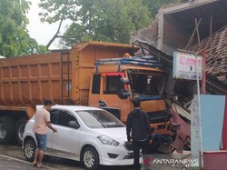 Duh, Datsun Lagi Ganti Ban Dihantam Truk dari Belakang