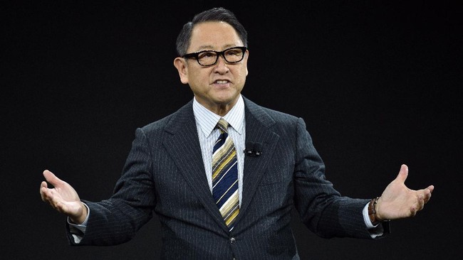 Presiden Toyota Akio Toyoda mengatakan transisi cepat ke mobil listrik punya efek negatif.