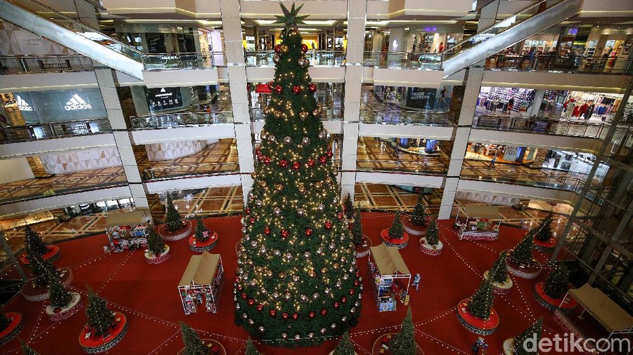 Tampak pohon natal raksasa berdiri di Mal Taman Anggrek, Jakarta, Senin (21/12/2020).