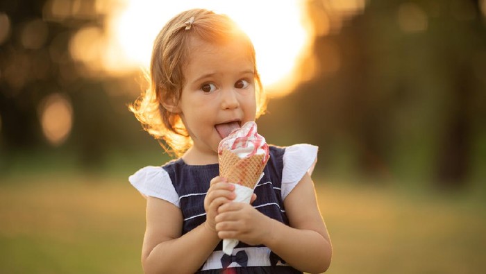 Anak makan es krim