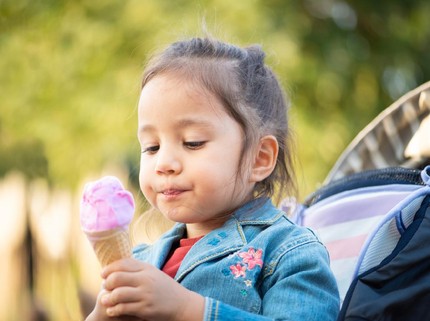 5 Hal yang Perlu Diperhatikan Saat Pertama Kali Memberi Anak Es Krim