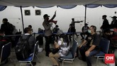 FOTO: Antrean Rapid Test Antigen di Bandara Soetta Membeludak Antrean calon penumpang pesawat mengular puluhan meter saat mendaftar untuk mengikuti tes cepat COVID-19 di area Terminal 2 Bandara Soekarno Hatta.