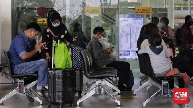 Calon penumpang pesawat yang belum vaksin 2 kali tetap diwajibkan untuk menunjukkan hasil negatif covid dengan metode tes PCR. Itu diatur dalam aturan mendagri.
