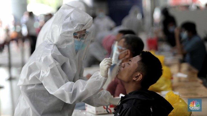 Calon penumpang Kereta Api mengantre untuk melakukan rapid test antigen di Stasiun Gambir, Jakarta Pusat, Selasa (22/12/2020). Akibatnya terjadi antrean panjang.PT KAI mewajibkan setiap pengguna jasa kereta api jarak jauh di Pulau Jawa untuk menunjukkan hasil negatif Covid-19 berdasarkan pemeriksaan rapid test antigen sebagai syarat untuk naik kereta api. (CNBC Indonesia/ Muhammad Sabki)