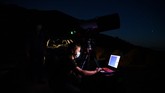 FOTO: Takjub Warga Lihat Fenomena Konjungsi Jupiter-Saturnus Konjungsi Agung Jupiter-Saturnus 21 Desember 2020 merupakan fenomena langka saat posisi kedua planet tersebut saling berdekatan.