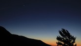 FOTO: Takjub Warga Lihat Fenomena Konjungsi Jupiter-Saturnus Konjungsi Agung Jupiter-Saturnus 21 Desember 2020 merupakan fenomena langka saat posisi kedua planet tersebut saling berdekatan.