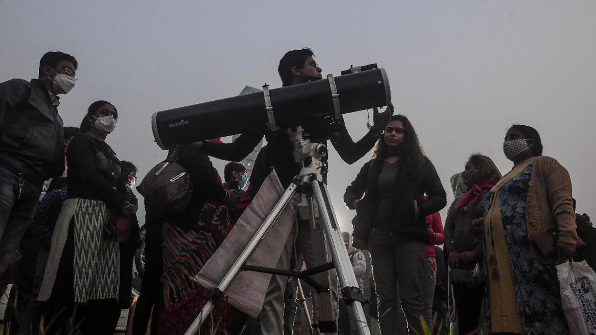 FOTO: Takjub Warga Lihat Fenomena Konjungsi Jupiter-Saturnus