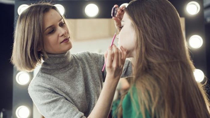 Berminat Jadi Makeup Artist? Manfaatin Teknologi Buat Bisnis Kamu yuk!