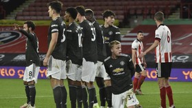 Ekspresi Bahagia Van de Beek di Bangku Cadangan MU