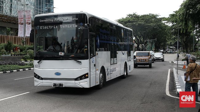 Bus listrik Skywell sedang menjalani tahap uji coba di trayek Transjakarta, merek ini dipegang oleh Kendaraan Listrik Indonesia (KLI).