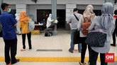 FOTO: Melihat Rapid Test Antigen di Stasiun Pasar Senen Kebijakan wajib rapid test antigen yang mulai diterapkan di Stasiun Senen, Jakarta, hari ini, membuat para calon penumpang mengantre meski tatap sesuai prokes.