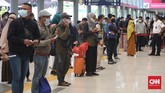 FOTO: Melihat Rapid Test Antigen di Stasiun Pasar Senen Kebijakan wajib rapid test antigen yang mulai diterapkan di Stasiun Senen, Jakarta, hari ini, membuat para calon penumpang mengantre meski tatap sesuai prokes.
