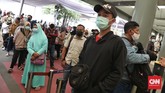 FOTO: Melihat Rapid Test Antigen di Stasiun Pasar Senen Kebijakan wajib rapid test antigen yang mulai diterapkan di Stasiun Senen, Jakarta, hari ini, membuat para calon penumpang mengantre meski tatap sesuai prokes.