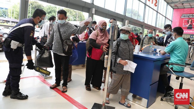 Satgas Covid-19 mendorong pemerintah daerah untuk memastikan setiap pelaku perjalanan yang masuk ke daerah sudah tes RT-PCR ataupun rapid test antigen.