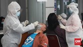 FOTO: Melihat Rapid Test Antigen di Stasiun Pasar Senen Kebijakan wajib rapid test antigen yang mulai diterapkan di Stasiun Senen, Jakarta, hari ini, membuat para calon penumpang mengantre meski tatap sesuai prokes.