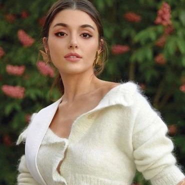 7 Pesona Hande Ercel, Artis Turki yang Jadi Wanita Tercantik Sedunia