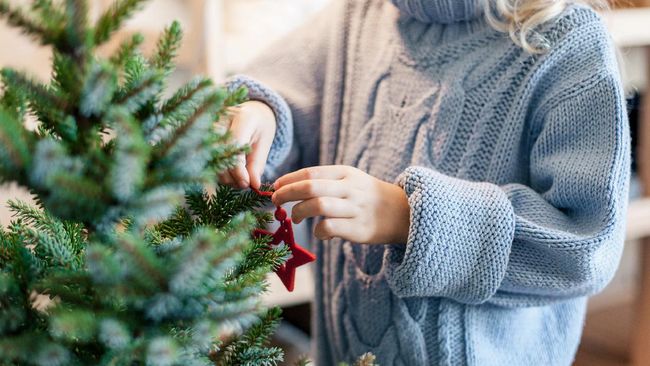 Saking antusiasnya, tak sedikit orang yang justru 'merusak' pohon Natal yang dihiasnya. Berikut beberapa kesalahan menghias pohon Natal yang perlu dihindari.
