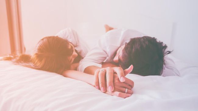 Sebagai pembuka, foreplay memainkan peran untuk menciptakan mood serta menyiapkan tubuh menuju penetrasi.