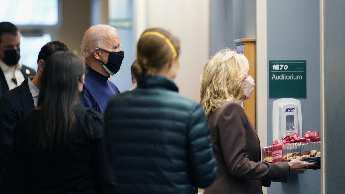 FOTO: Joe Biden Disuntik Vaksin Corona Pfizer
