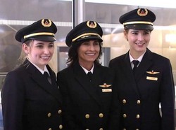 Keren, Potret Ibu dan 2 Anak Perempuannya yang Sama-sama Jadi Pilot