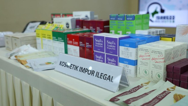 Polda Metro Jaya membongkar kasus importasi, pangan, dan kosmetik ilegal. Delapan jadi tersangka, termasuk 1 WNA.