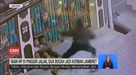 VIDEO: Main HP di Pinggir Jalan, 2 Bocah Jadi Korban Jambret