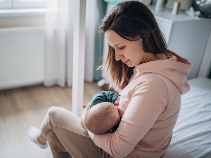Aku Baby Blues karena ASI, Malah 'Diteror' Keluarga Beri Si Kembar Susu Formula