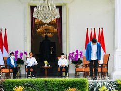 Makna Jaket Biru Menteri Baru Jokowi