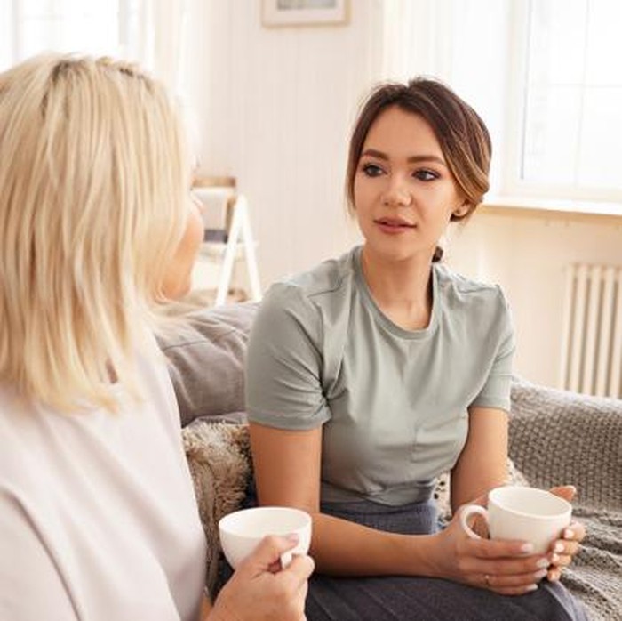 Tidak heran apabila introvert menghindari banyak orang dan tidak pernah memulai pembicaraan.