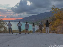 Menatap Indah Pantai Kolbano dari Ketinggian