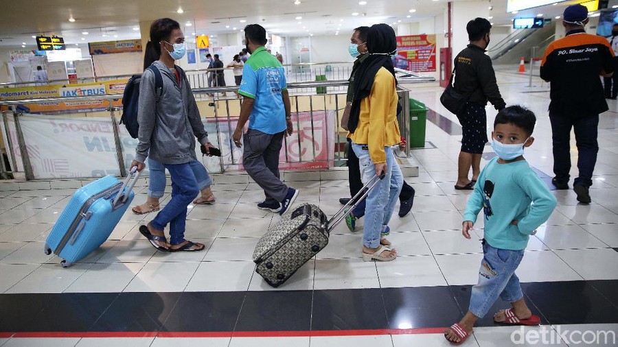 Jelang Natal dan Tahun Baru, warga mulai mudik ke kampung halaman. Meski libur panjang dibatalkan, pemudik tetap terlihat di Terminal Pulogebang, Jakarta.