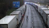 FOTO: Prancis Tutup Perbatasan Inggris akibat Mutasi Corona Prancis mengumumkan larangan pergerakan orang dari Inggris dengan menutup perbatasan untuk semua mode transportasi setelah muncul mutasi baru virus corona.