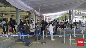 Antrean Rapid Test Mengular di Stasiun Pasar Senen dan Gambir