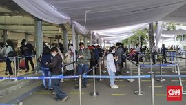 Antrean Rapid Test Mengular di Stasiun Pasar Senen dan Gambir
